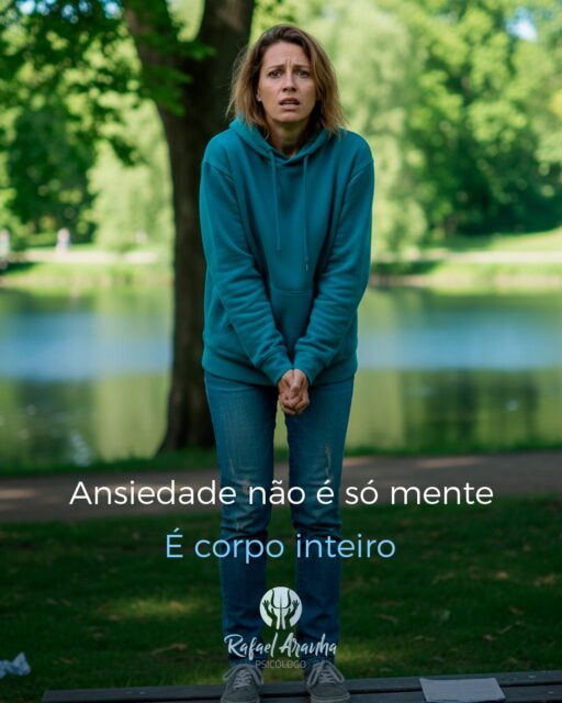 Quando a ansiedade aparece, ela não fica só nos pensamentos.
O corpo inteiro reage, e entender isso é fundamental!

⚡ Sinais físicos comuns da ansiedade:
💓 Coração acelerado
💨 Respiração curta
🤯 Tensão muscular
😰 Suor ou frio na barriga

Muita gente acha que “é coisa da cabeça”, mas ansiedade é um estado completo do corpo, ativando o mesmo sistema que nossos ancestrais usavam para fugir de um predador.

🌱 Reconhecer os sinais físicos é o primeiro passo para retomar o equilíbrio.
👉 Você já notou algum desses sinais no seu corpo?
