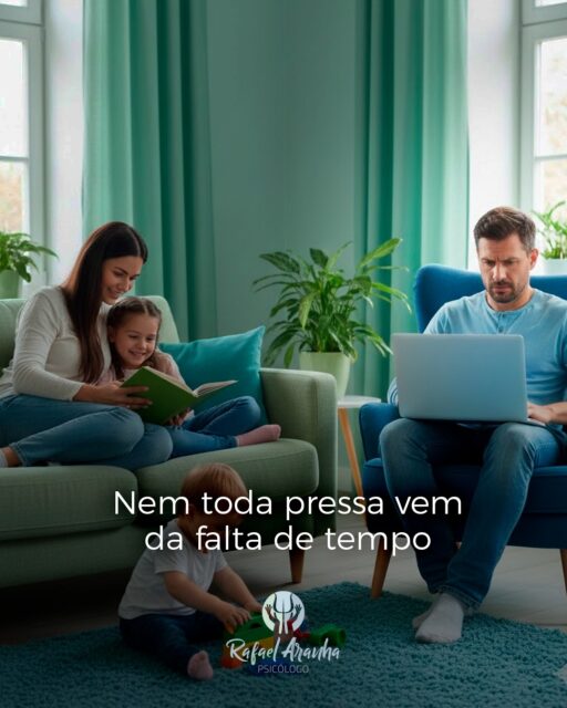 Você já percebeu uma pressa interna que não combina com o momento?
Nada atrasado, tudo sob controle… mas o corpo segue acelerado.

Essa pressa constante muitas vezes não vem da agenda. Vem da mente.

É a sensação de estar sempre devendo algo.
De precisar adiantar, resolver, dar conta, mesmo sem urgência real.

🌱 A pressa pode ser um sintoma de ansiedade e autocobrança.
Um sinal de que a mente não está conseguindo descansar, mesmo quando poderia.

Desacelerar não é perder tempo. É devolver ao corpo o ritmo que ele precisa.

👉 Onde você anda correndo sem necessidade?