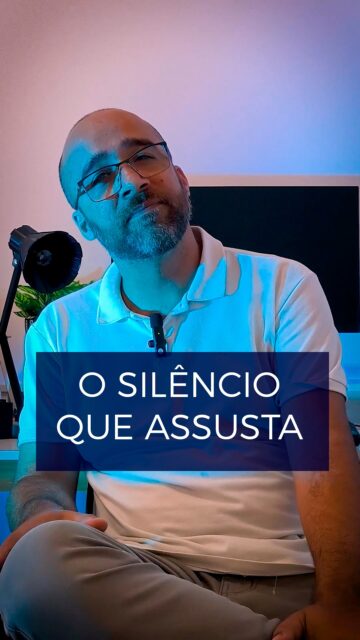 O silêncio assusta… porque é nele que a gente finalmente ouve o que está tentando ignorar.

A mente ansiosa busca barulho: notificações, compromissos, pensamentos.
Mas o silêncio não é o inimigo! Ele é o espaço onde a mente descansa 🌙

Pode ser desconfortável no começo, mas o silêncio também cura.

👉Já tentou passar alguns minutos em silêncio hoje? Experimente!

#Ansiedade #Psicologia #Autocuidado #Leveza #SaúdeEmocional
