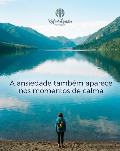 Curioso como a mente consegue transformar tranquilidade em espera.

Está tudo bem. e ainda assim alguma parte sua continua procurando o próximo problema.

Quase como quem não confia muito na calmaria.

O telefone não tocou.
Ninguém brigou.
Nada aconteceu.

Mas o corpo continua preparado.

🌱 Talvez porque viver muito tempo em alerta mude a forma como a paz é percebida.

Ela deixa de parecer descanso. E começa a parecer distração.